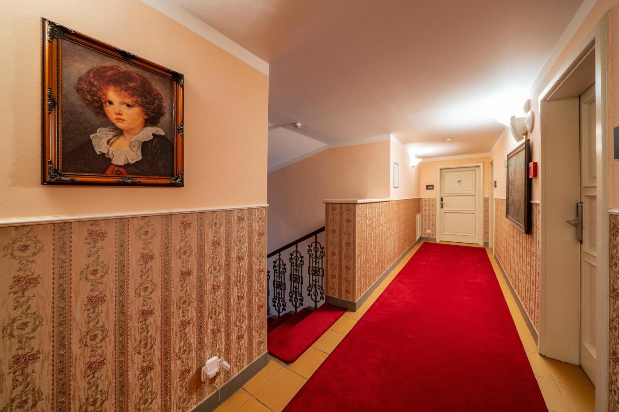 Hotel Raffaello Прага Экстерьер фото